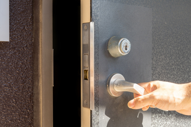 住宅　鍵開け　玄関